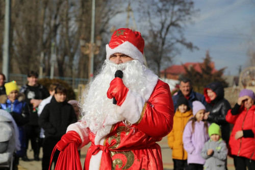 В Армавире, несмотря на отсутствие снега, дети из Старой Станицы смогли почувствовать атмосферу настоящего зимнего праздника. 