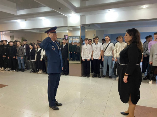 Утро понедельника в техникуме началось с торжественной церемонии выноса знамён и исполнению Гимнов России и Кубани. 