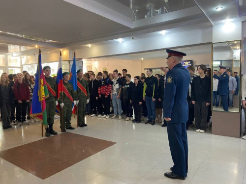 08.04.2024 г. в техникуме прошла еженедельная организационная линейка с выносом знамен и исполнением гимнов РФ и Кубани. 