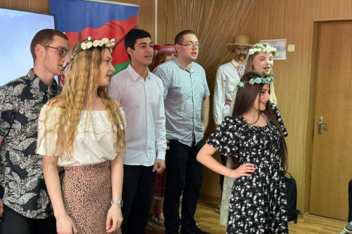 10 апреля студенты АИСТ участвовали в литературно-музыкальном вечере "Две сестры – Беларусь и Россия", приуроченный к Дню единения народов двух братских стран. 