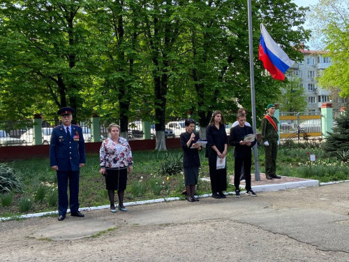 15 апреля в техникуме прошла традиционная линейка Поднятия флага и исполнения гимна Российской Федерации. 