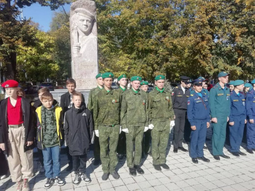 В Армавире 19 октября у мемориала "Вечный огонь" прошла торжественная церемония приёма в ряды Всероссийского детско-юношеского военно-патриотического движения "ЮНАРМИЯ".