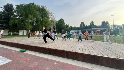 В преддверии празднования 1 мая студентка нашего техникума провела мастер-класс по танцам «Шаг вперед» в обновленном парке «Сфинксы» 